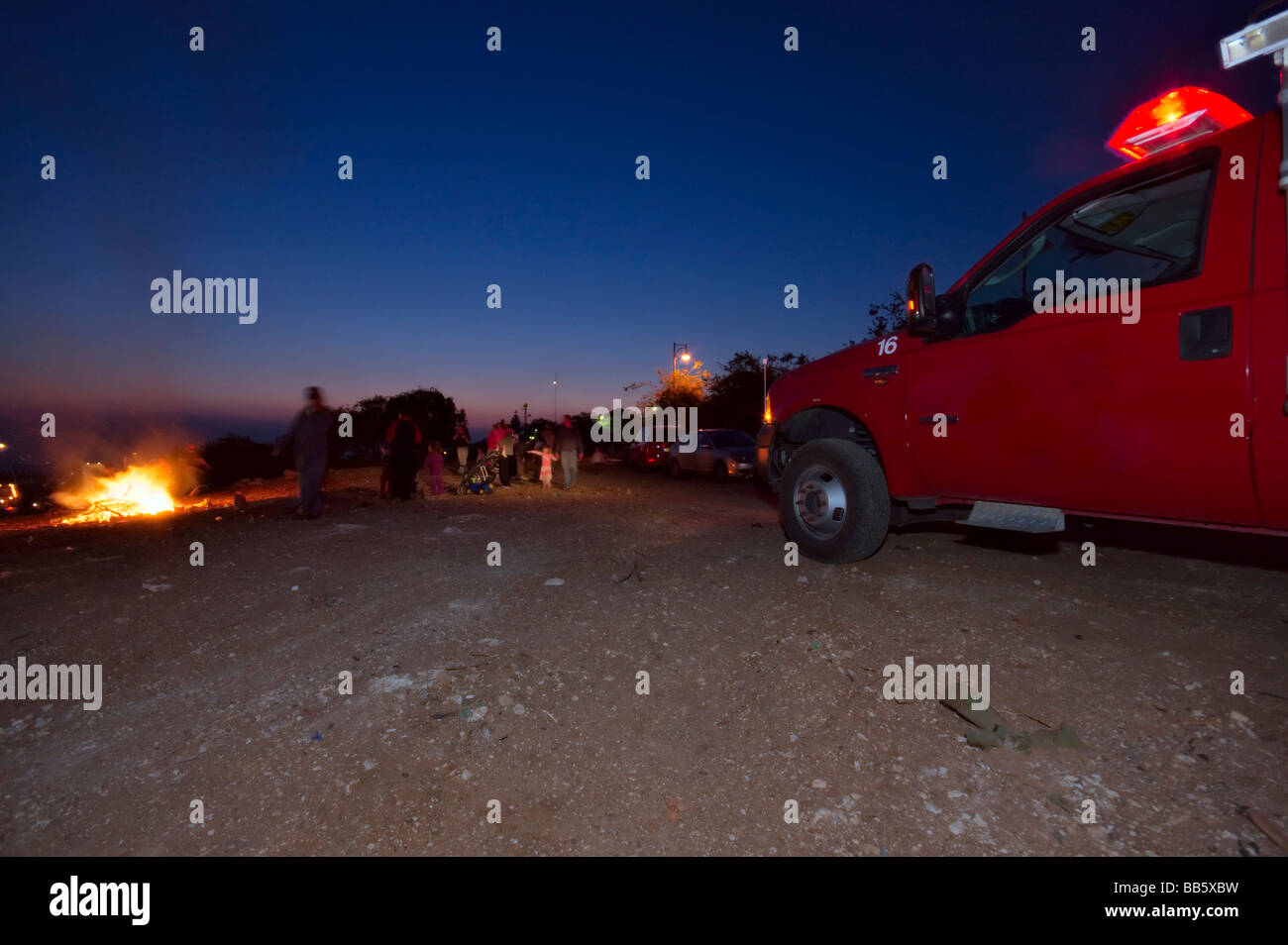 Elkana, Israël. La traditionnelle frstival de Lag Ba-Omer bonefires, au cours de laquelle sont effectués. Banque D'Images