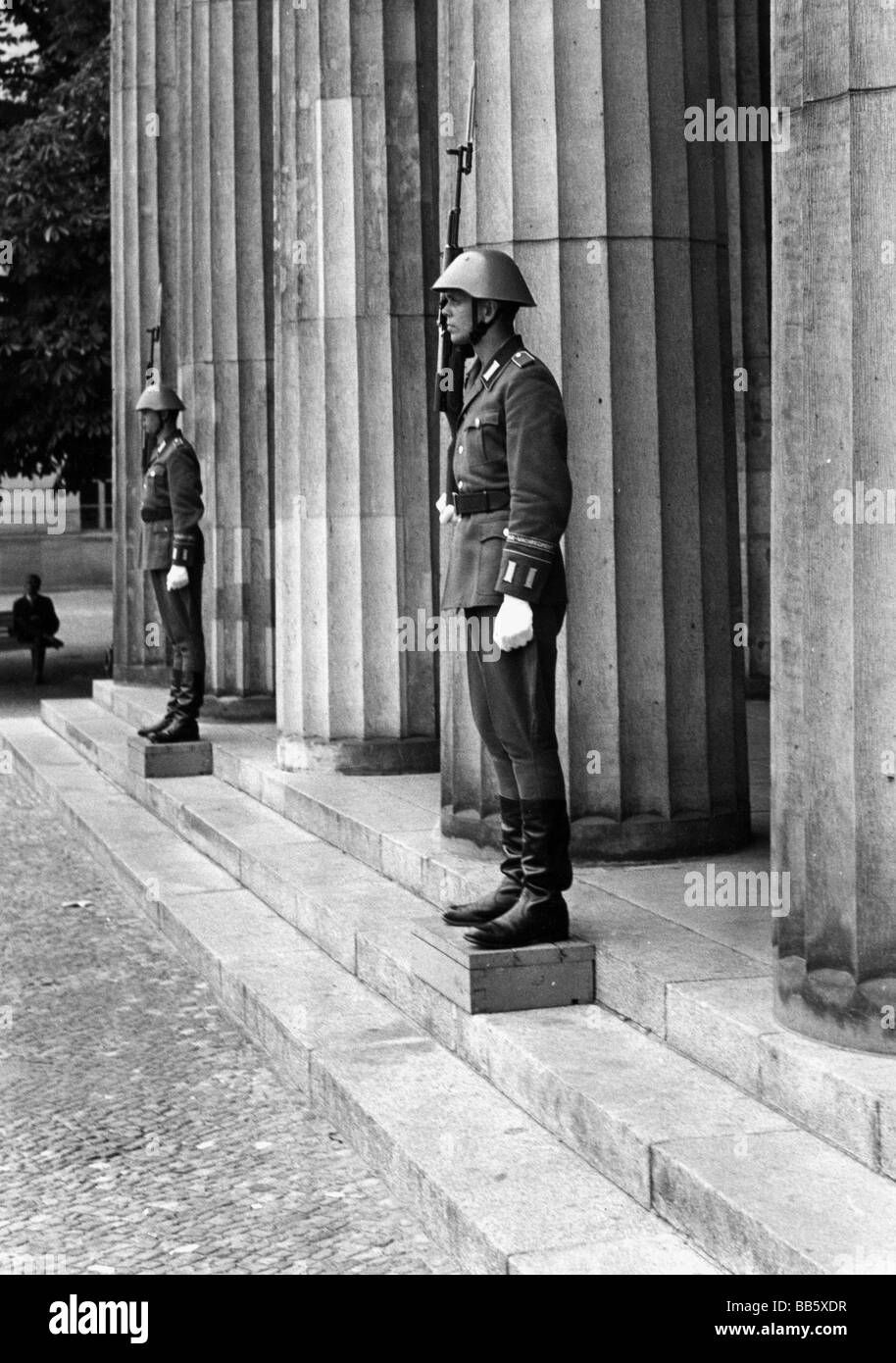 Militaire, Allemagne de l'est, Armée populaire nationale, Forces terrestres, garde d'honneur, Neue Wache, soldats du régiment des gardes 'Friedrich Engels', Berlin-est, 4.11.1970, , Banque D'Images