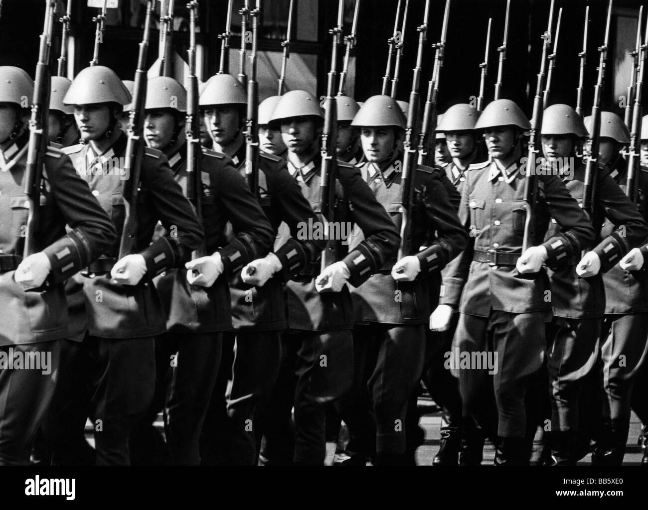 Militaire, Allemagne de l'est, Armée populaire nationale, Forces terrestres, soldats du premier Régiment de gardes "Friedrich Engels", défilé, Berlin-est, 1970, , Banque D'Images
