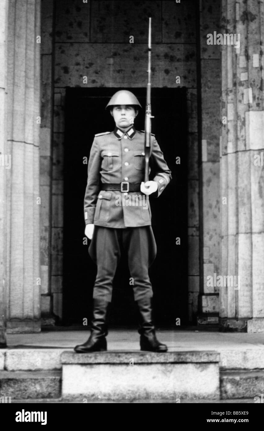 Militaire, Allemagne de l'est, Armée populaire nationale, Forces terrestres, garde d'honneur, Neue Wache, soldat du 1ère Régiment de gardes 'Friedrich Engels', Berlin-est, 1970, , Banque D'Images