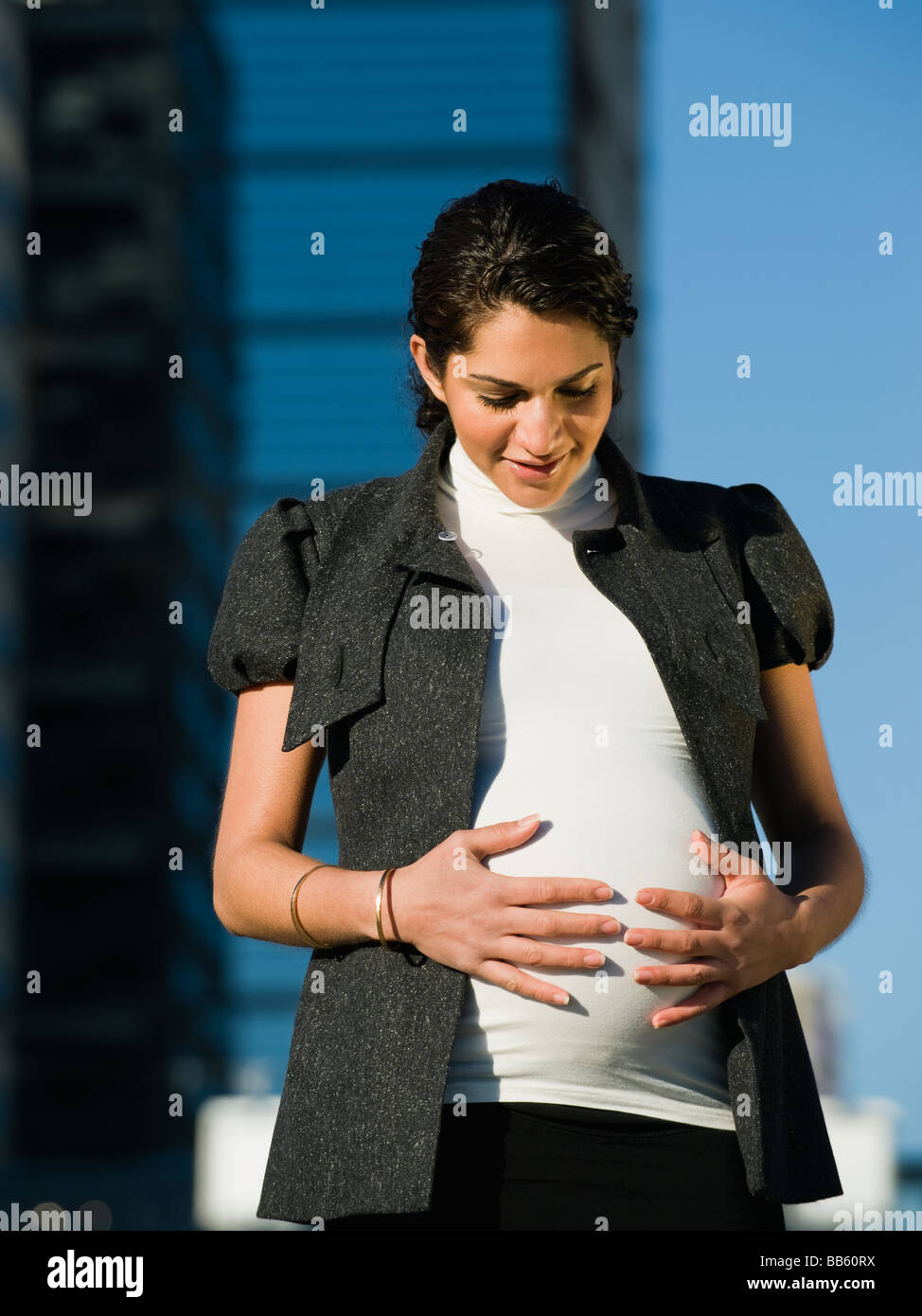 Pregnant Middle Eastern woman rubbing estomac Banque D'Images