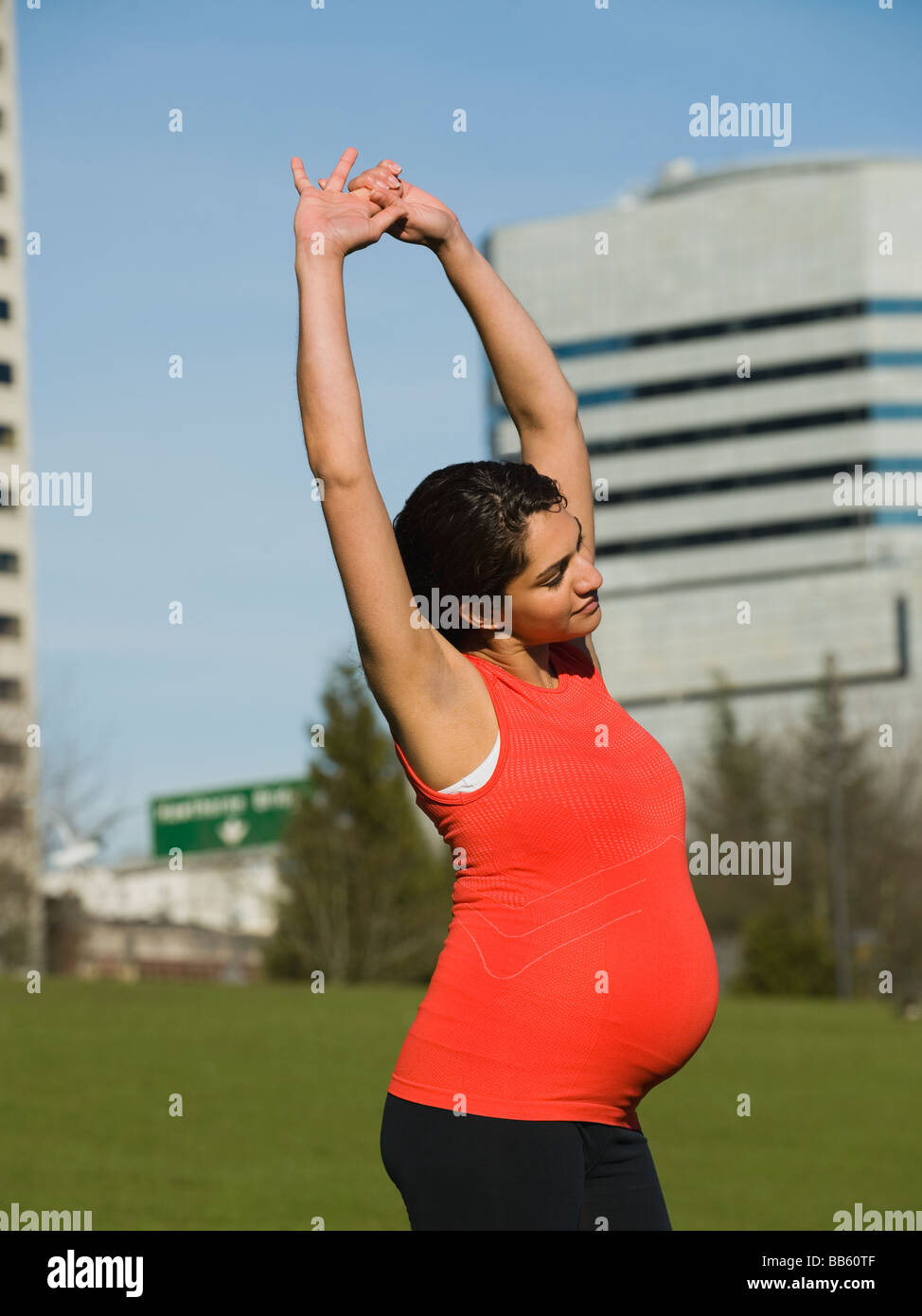Pregnant Middle Eastern woman stretching Banque D'Images