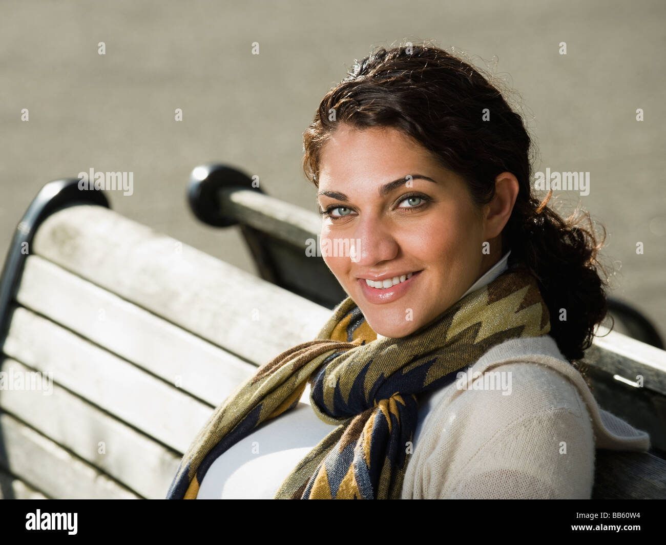 Middle Eastern woman sitting on park bench Banque D'Images