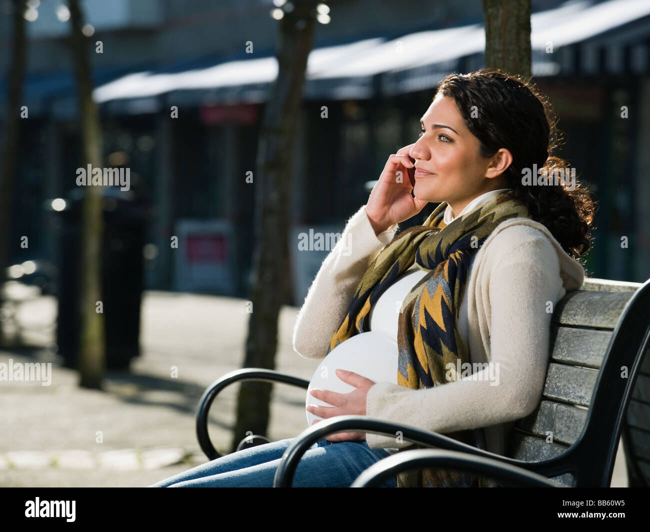 Pregnant Middle Eastern Woman talking on cell phone Banque D'Images