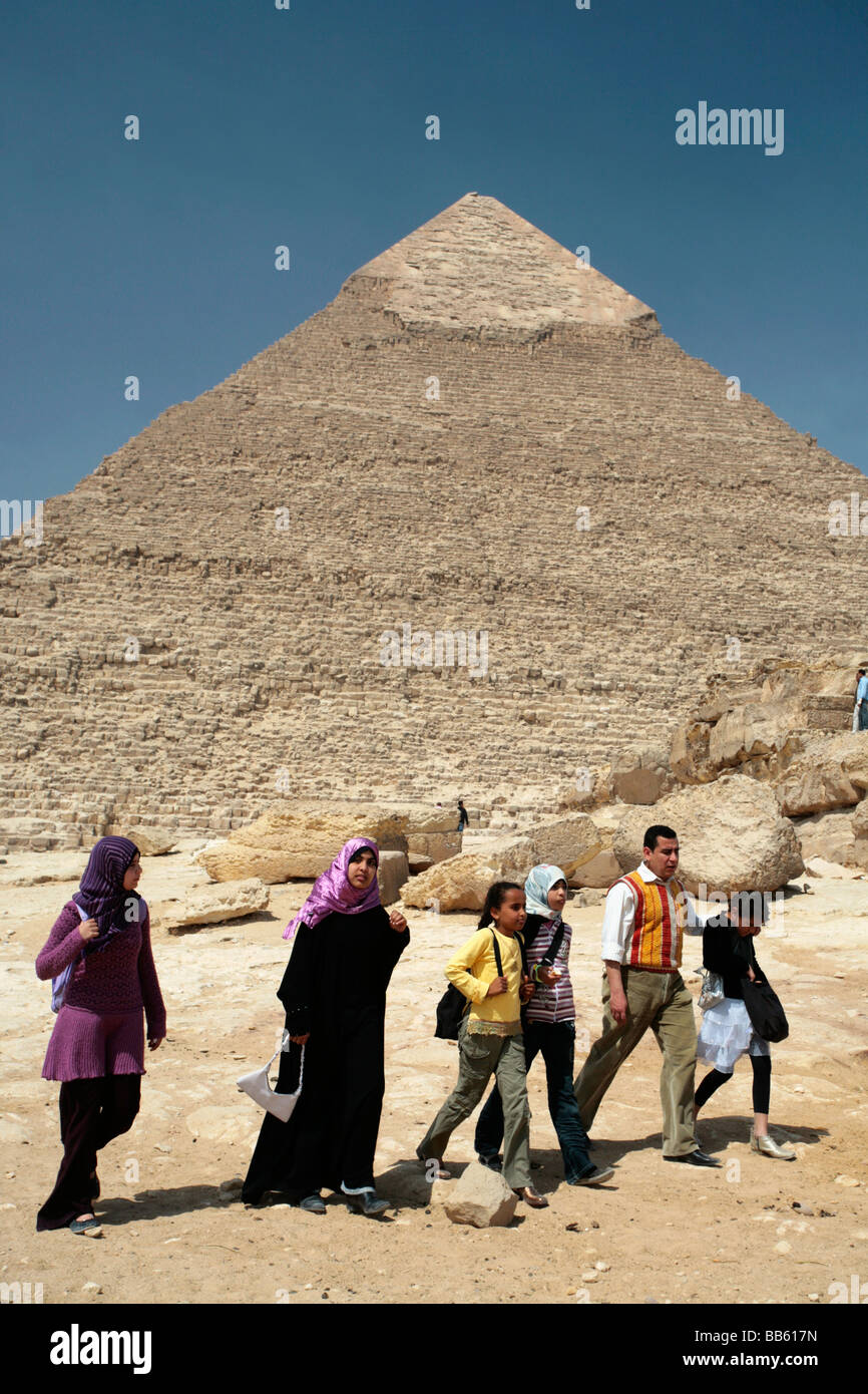 La famille égyptienne moderne visiter le plateau de Gizeh Banque D'Images