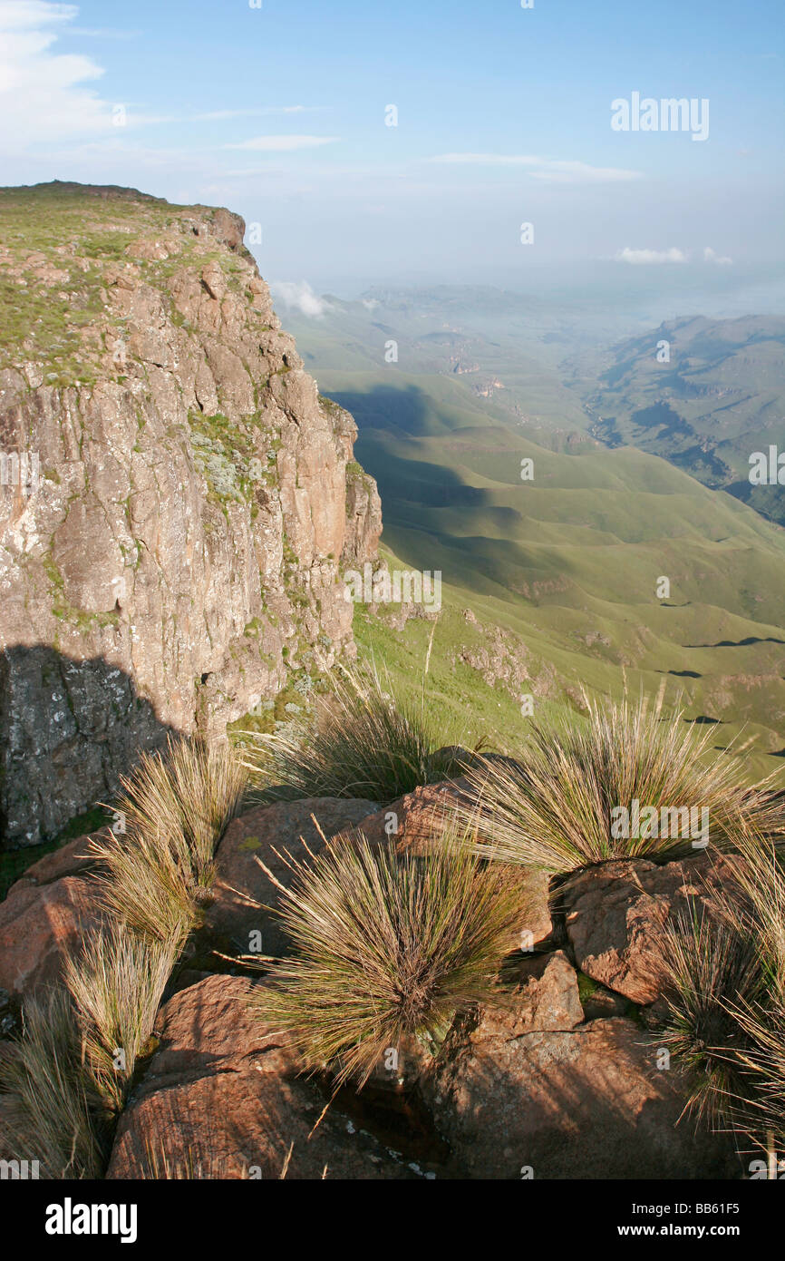 La vue de Sani Top, Lesotho, Afrique du Sud sur le pied des montagnes du Drakensberg Banque D'Images