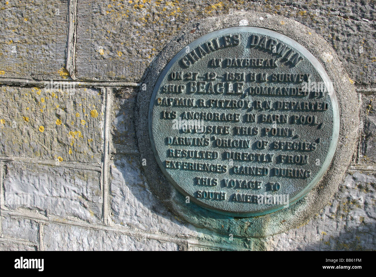 Plaque en l'honneur de Charles Darwin's HMS Beagle anchorage à Grange extérieure et de l'Amérique du Sud voyage, Plymouth, Devon, UK Banque D'Images