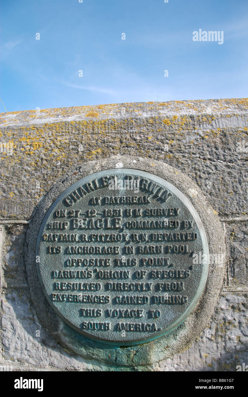 Plaque en l'honneur de Charles Darwin's HMS Beagle anchorage à Grange extérieure et de l'Amérique du Sud voyage, Plymouth, Devon, UK Banque D'Images