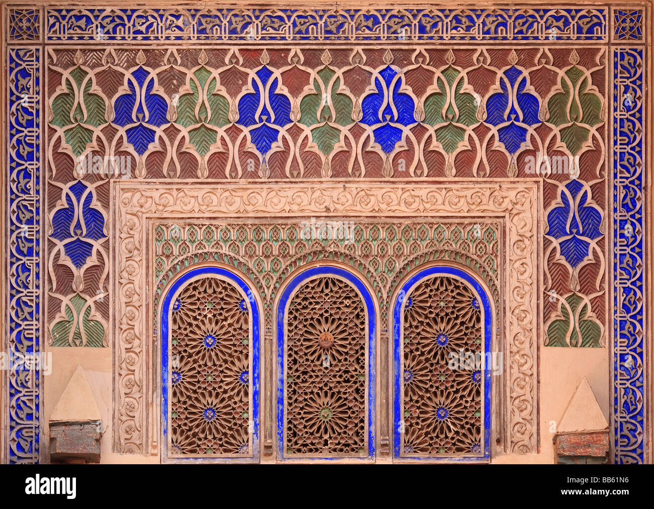 Des modèles complexes et de stuc peint sur les murs d'un riad, Marrakech, Maroc Banque D'Images