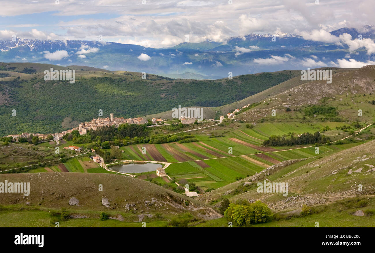 Regardant vers le bas plus de village de Santo Stefano di Sessanio, Santo Stefano di Sessanio, Abruzzo, Italie Banque D'Images