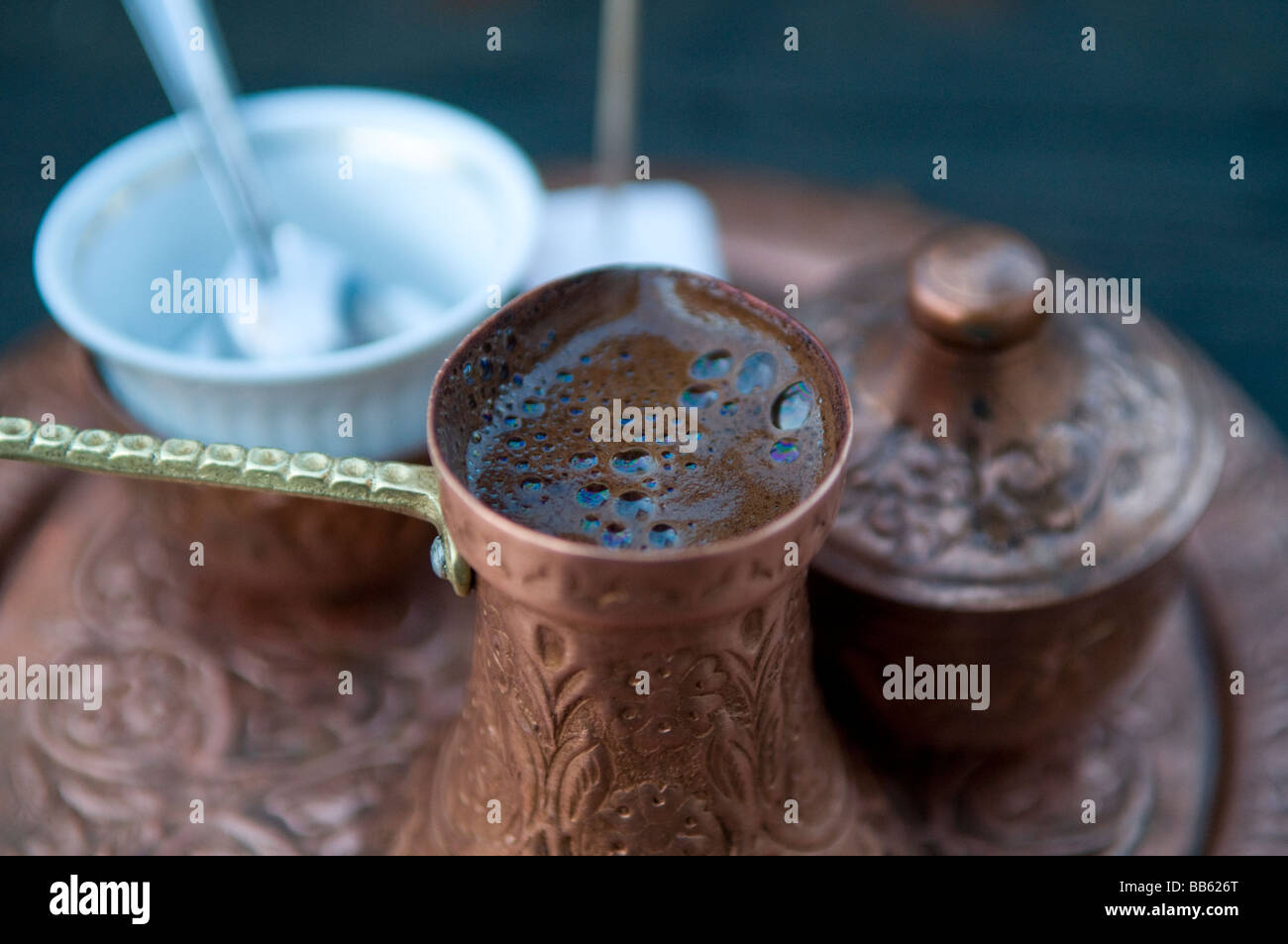 Bosniaque distincte café servi sur des plateaux en étain. Sarajevo Bosnie-Herzégovine Banque D'Images