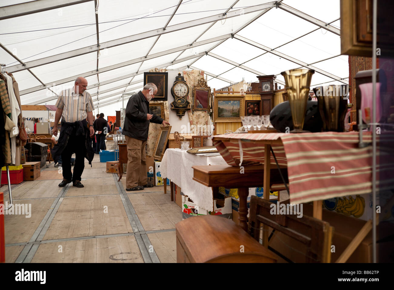 Les hommes à la recherche d'antiquités à à la foire à la brocante à Neuchâtel Suisse Banque D'Images