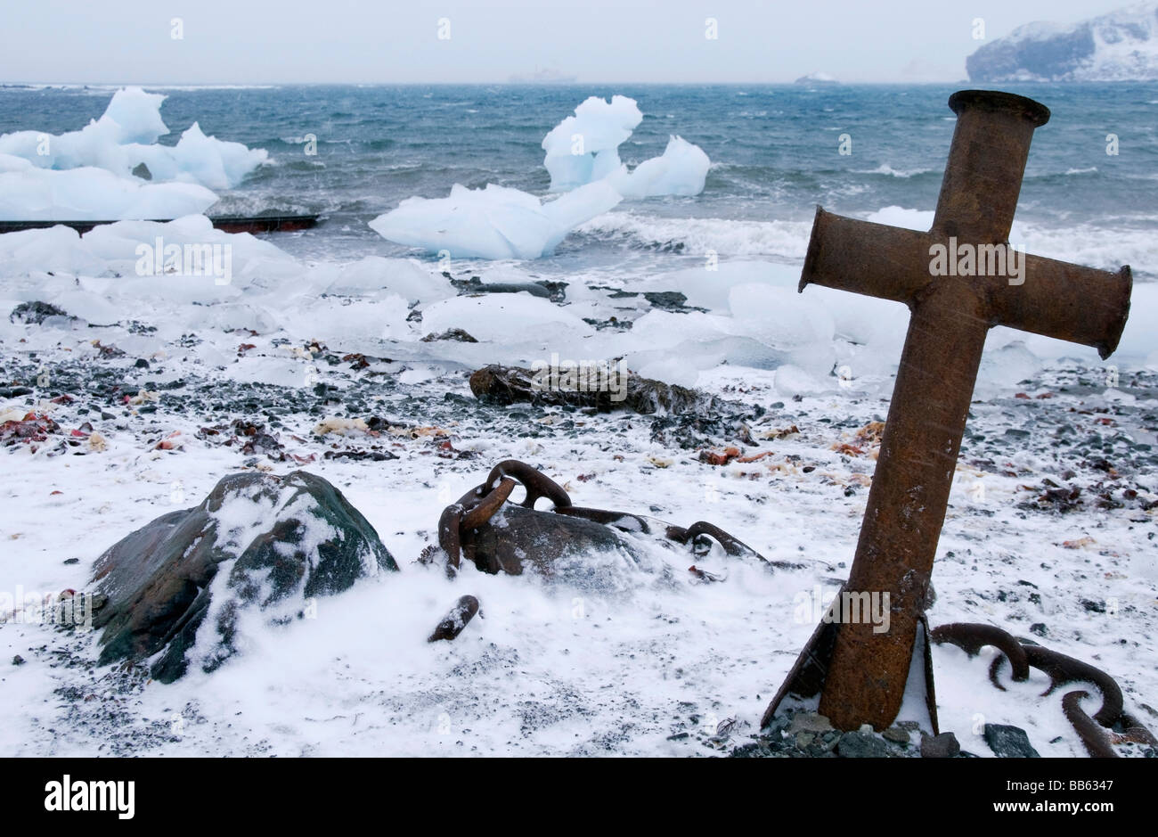 Un morceau de ferraille qui ressemble à une croix sur la plage de Bellingshausen sur King George Island près de l'Antarctique Banque D'Images