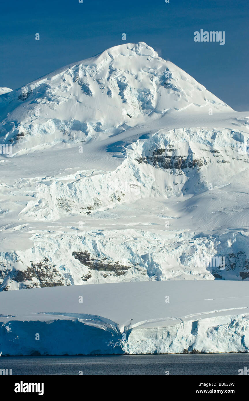 Neige et glace spectaculaire Caped pics de montagne dans le détroit de Gerlache, Péninsule Antarctique, l'Antarctique Banque D'Images