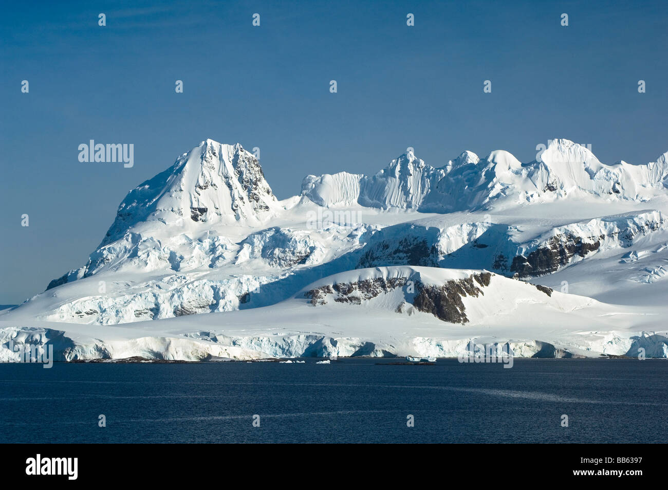 Neige et glace spectaculaire Caped pics de montagne dans le détroit de Gerlache, Péninsule Antarctique, l'Antarctique Banque D'Images