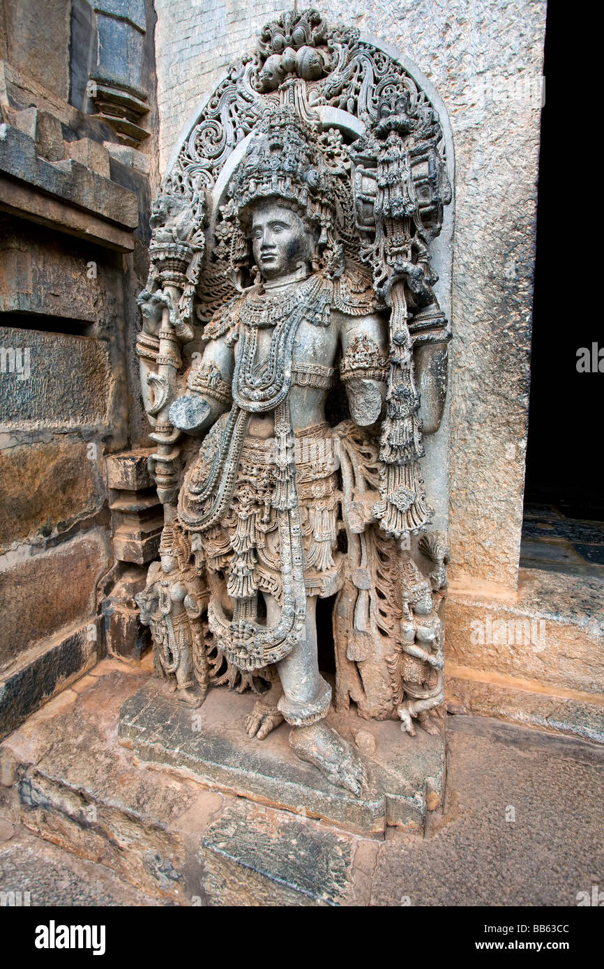 Idole en pierre à l'entrée du temple à Halebid, Karnataka, Inde Banque D'Images