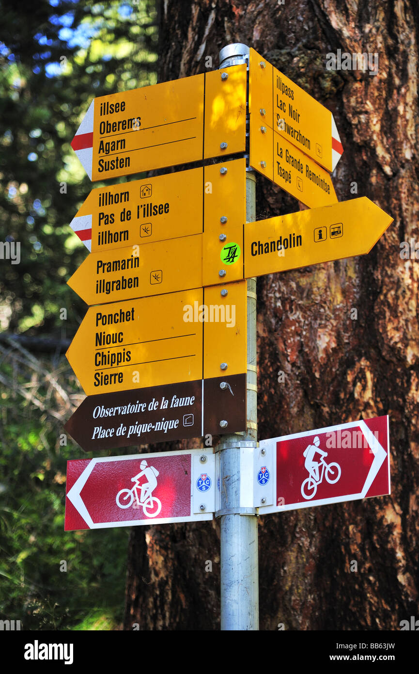 Sentier Suisse signe, avec cyclepath flèches ci-dessous. Banque D'Images