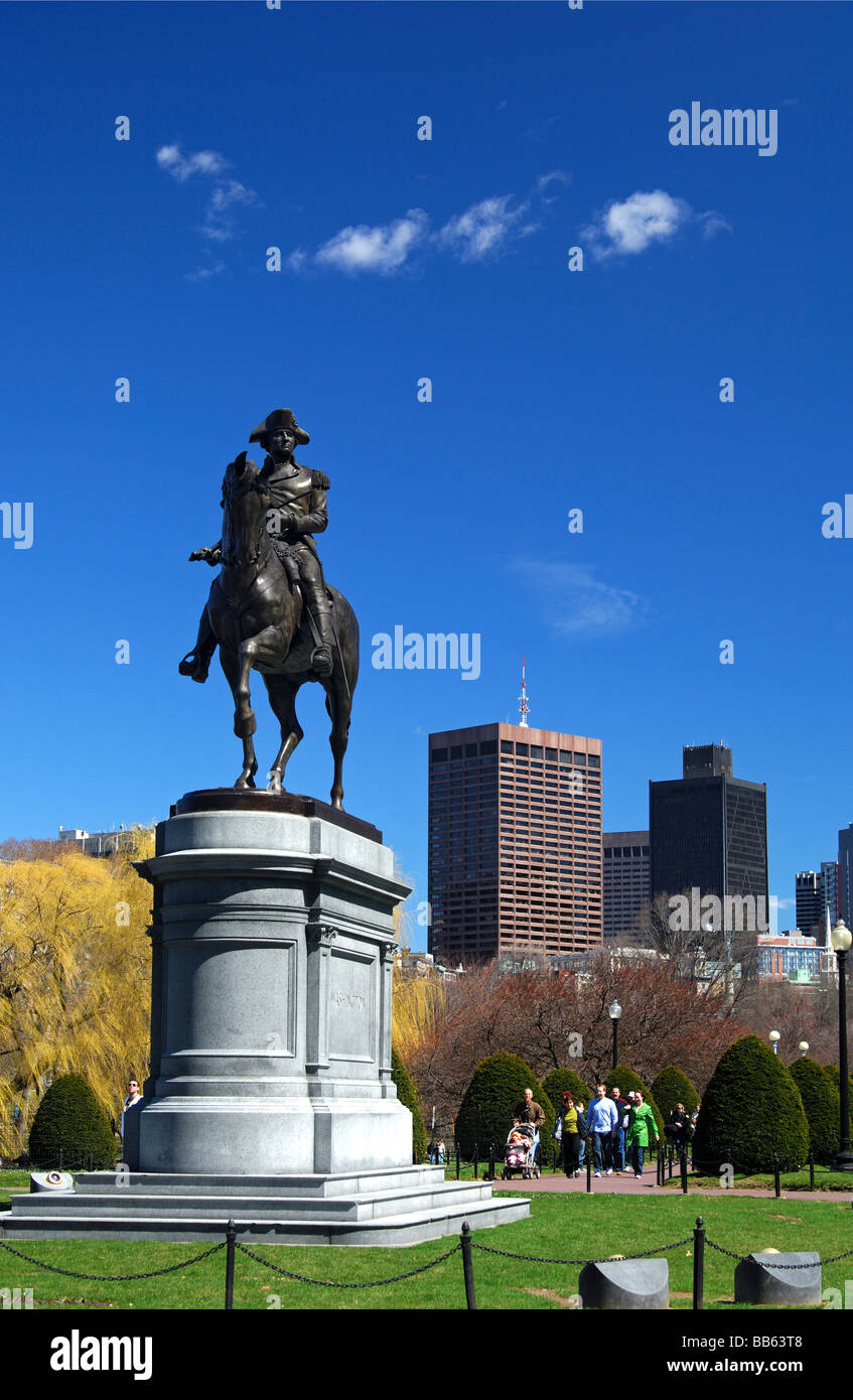 Statue équestre de George Washington dans le Jardin Public de Boston avec l'horizon du quartier financier de Boston, USA Banque D'Images