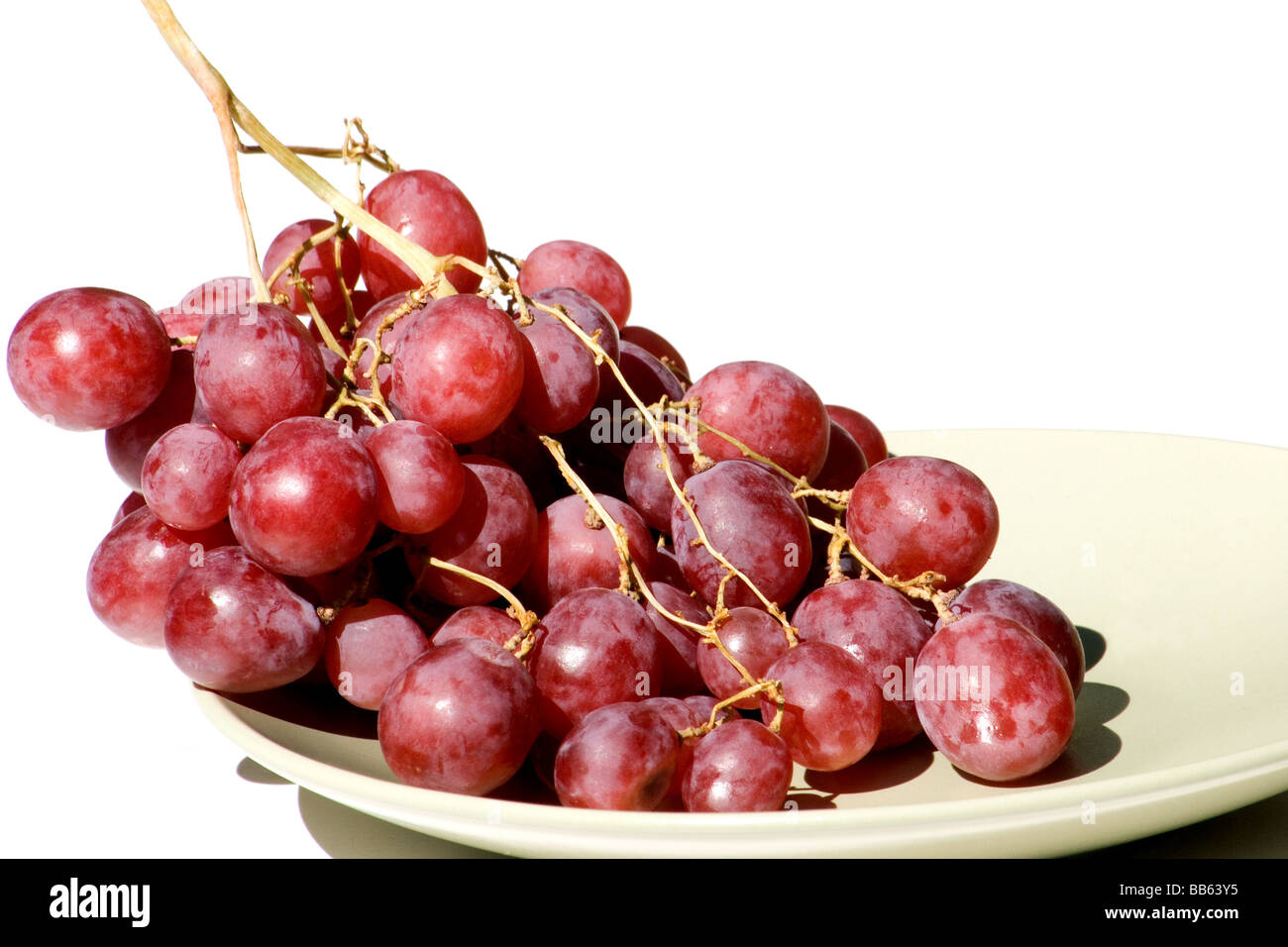 Les raisins rouges sur fond blanc Banque D'Images