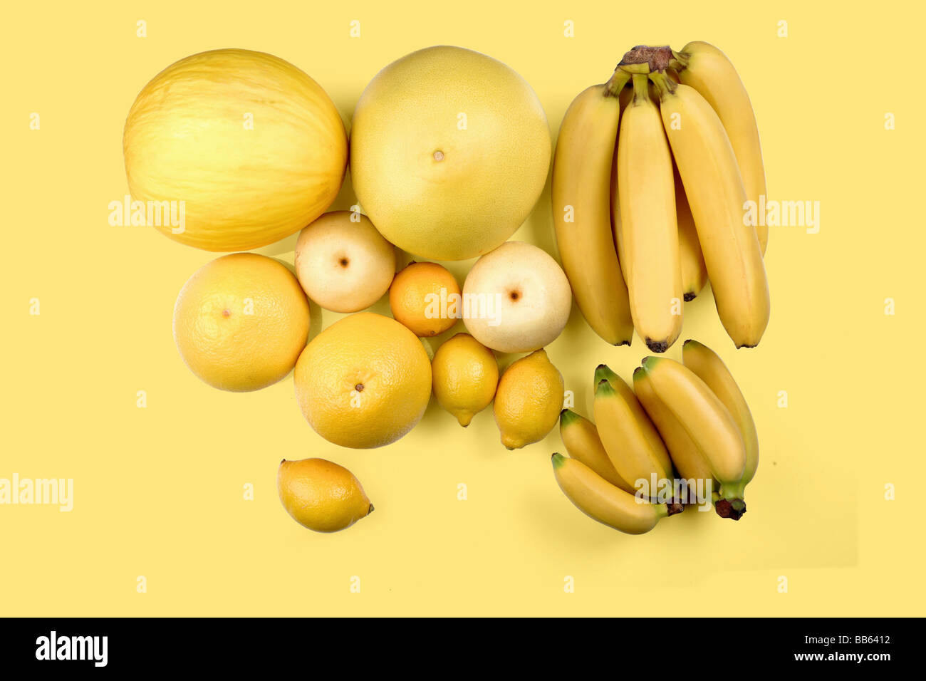 Composition d'agrumes jaune sur fond jaune Banque D'Images