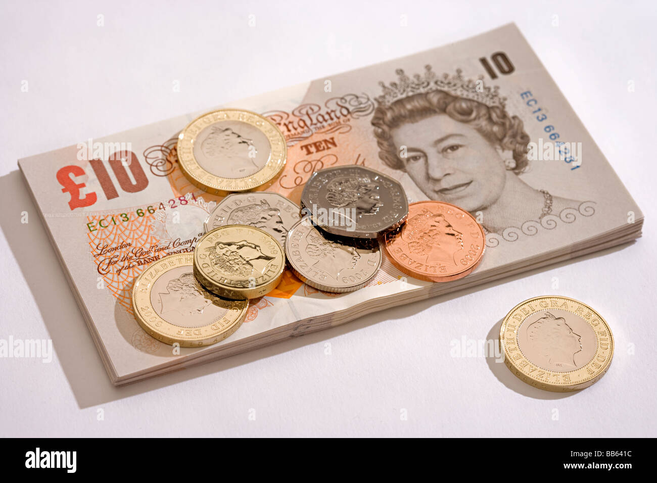 Neuf et inutilisé liasse de dix livres Sterling billets de banque avec les monnaies située au-dessus Banque D'Images