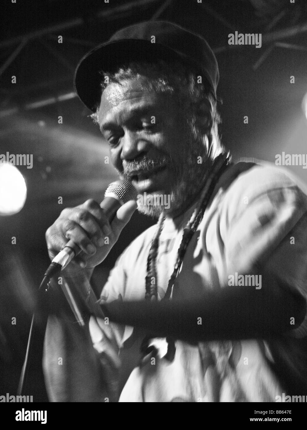 Le légendaire chanteur de reggae Horace Andy effectue sur scène à Oxford, 2009. Horace a également chanté sur certains dossiers Massive Attack. Banque D'Images