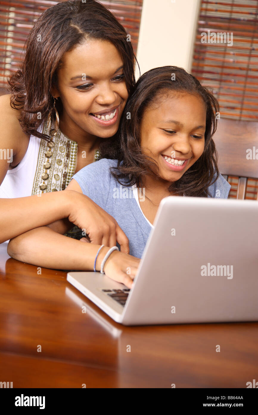 Mère et fille à l'ordinateur à l'ensemble Banque D'Images