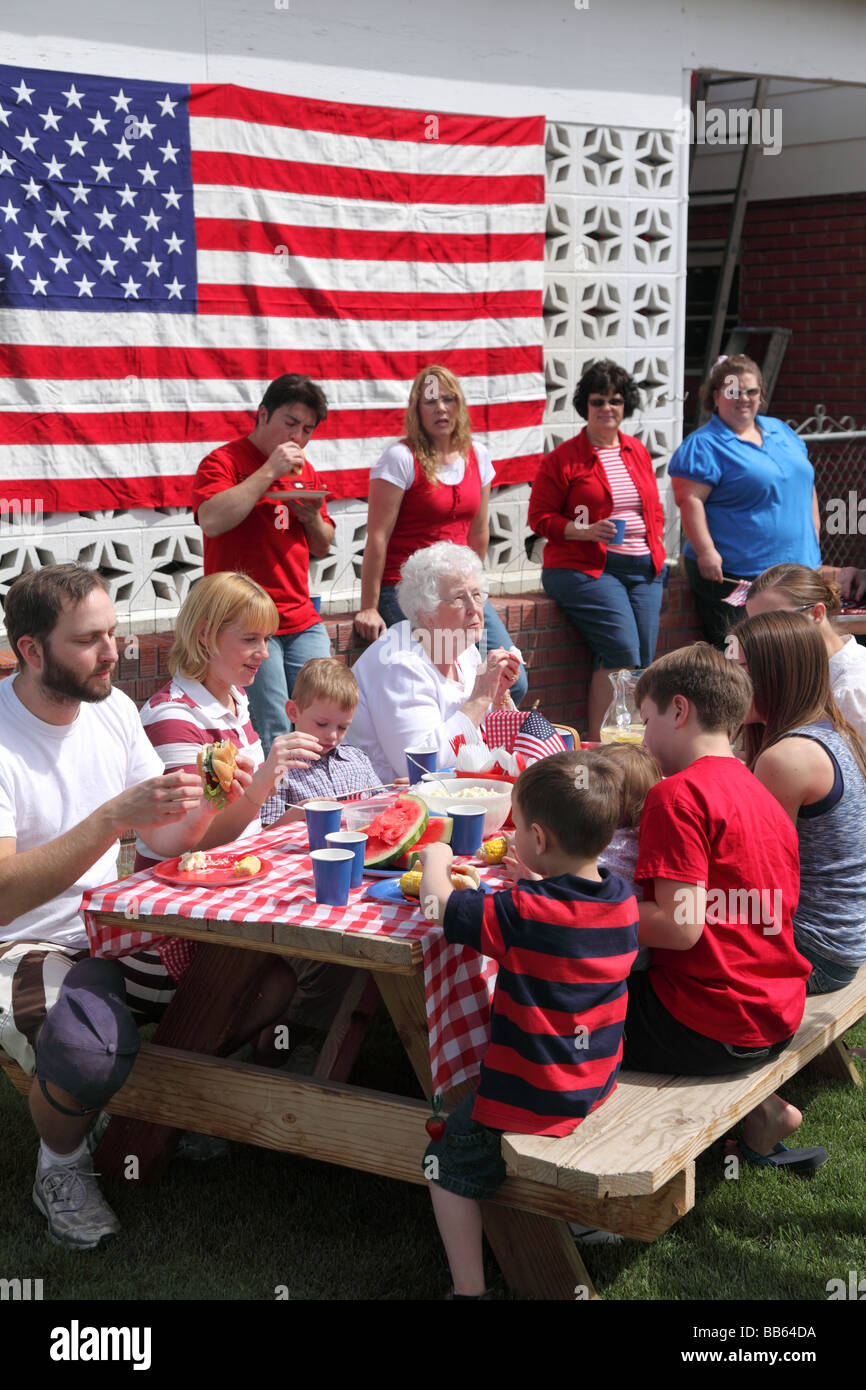 Grande réunion de famille pour un barbecue du 4 juillet Banque D'Images
