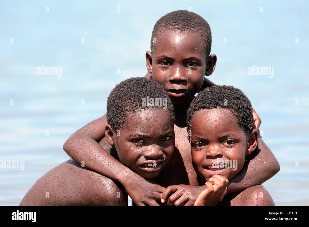 Les enfants s'amusant sur la rive du lac Malawi à Monkey Bay au Malawi Banque D'Images