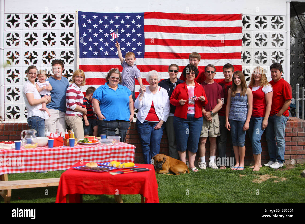 Grande famille portrait de groupe au 4 juillet Barbecue Banque D'Images