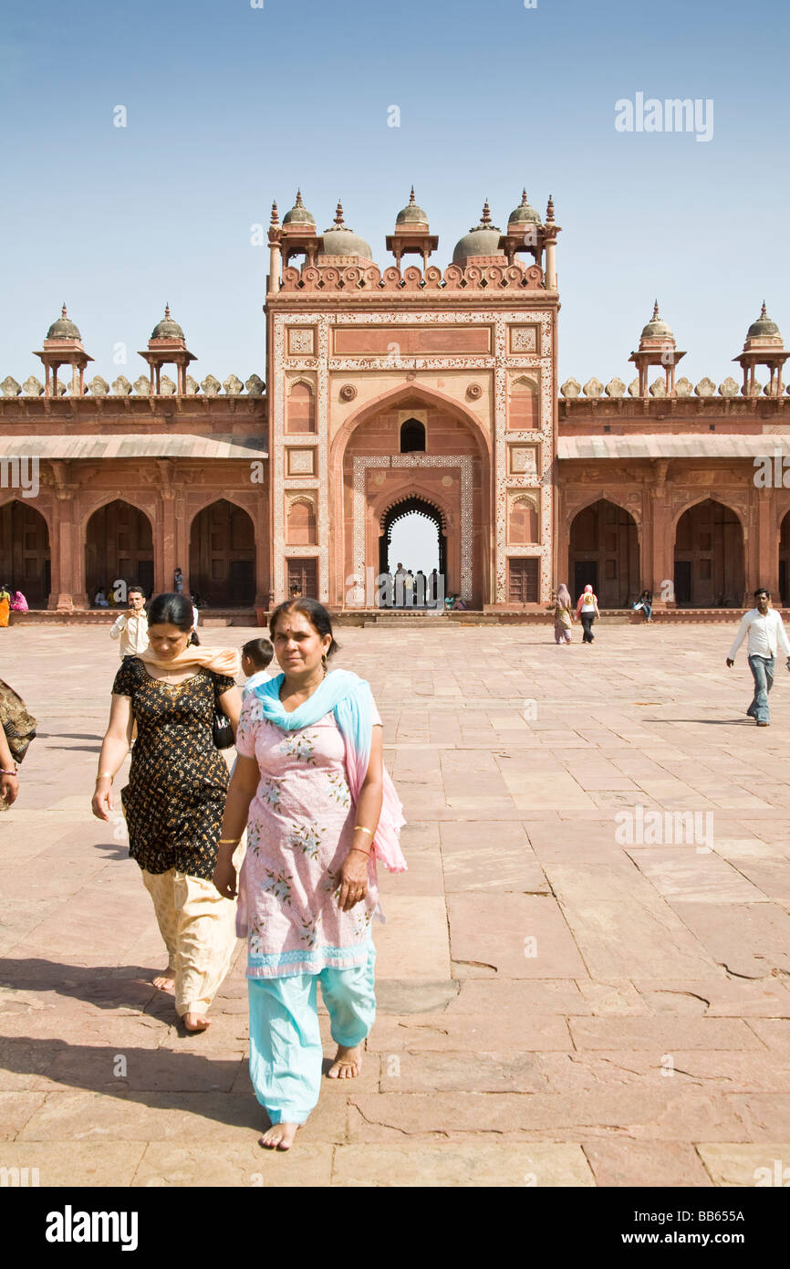 Les visiteurs et Shahi Darwaza Gate, la Mosquée Jama Masjid de Fatehpur Sikri, complexes, près de Agra, Uttar Pradesh, Inde Banque D'Images