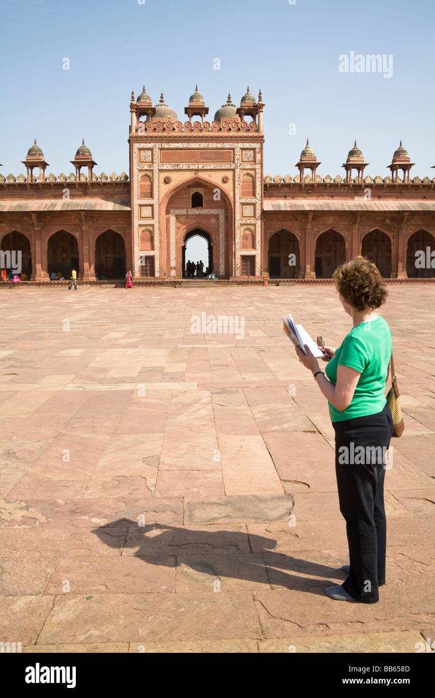 Shahi Darwaza Gate et touristiques, la Mosquée Jama Masjid de Fatehpur Sikri, complexes, près de Agra, Uttar Pradesh, Inde Banque D'Images