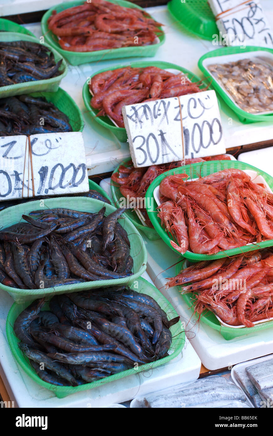 La crevette rose et bleu (crevettes) à la vente à Tokyo, l'Ameyayokocho Ameyokocho (marchés) Banque D'Images