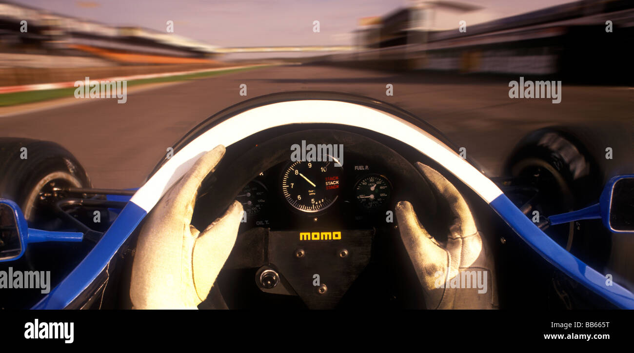 Vue depuis le siège du conducteur de voiture de course roulant autour de Silverstone en vitesse Banque D'Images