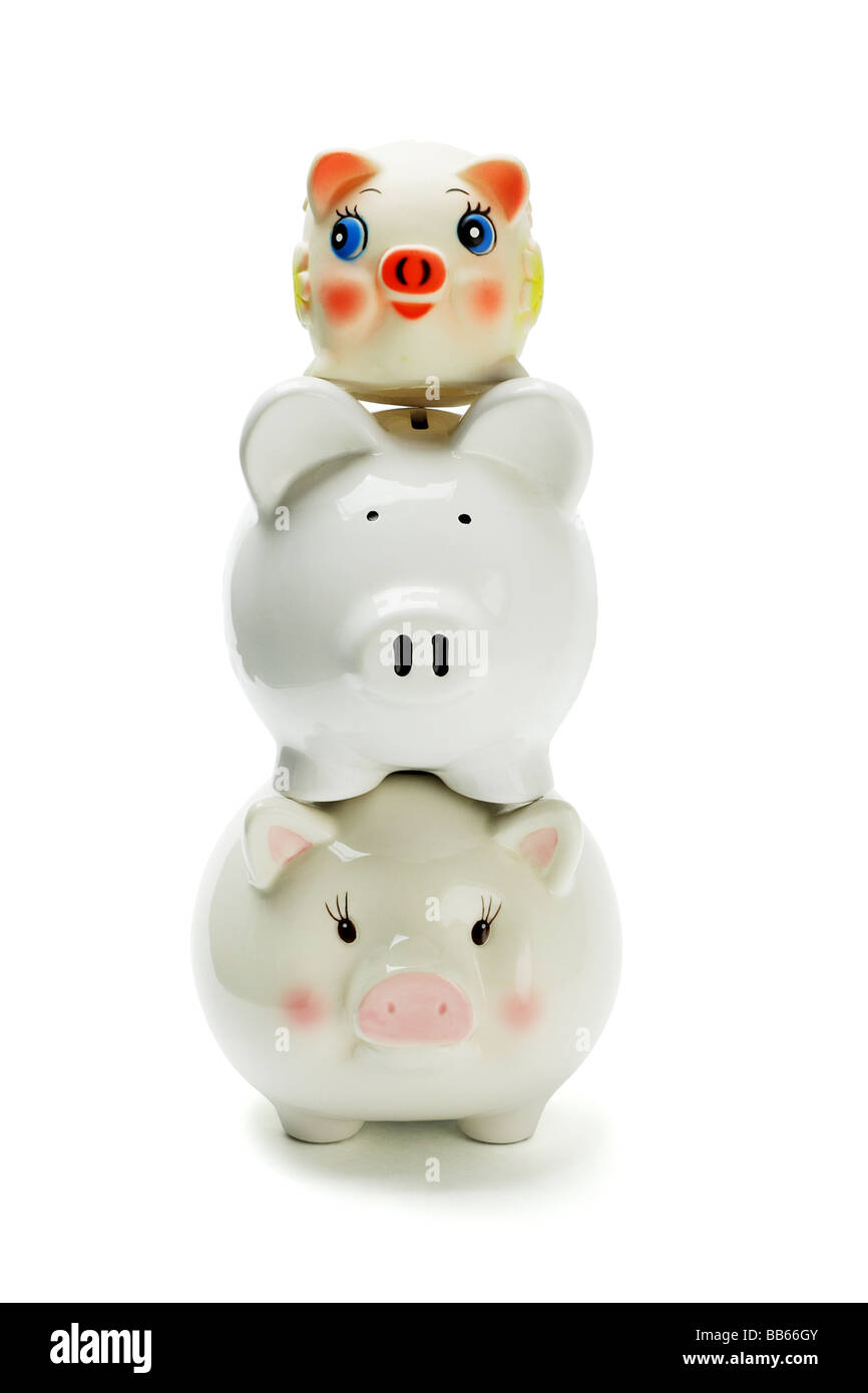 Trois piggybanks piggy back ride sur l'autre sur fond blanc Banque D'Images