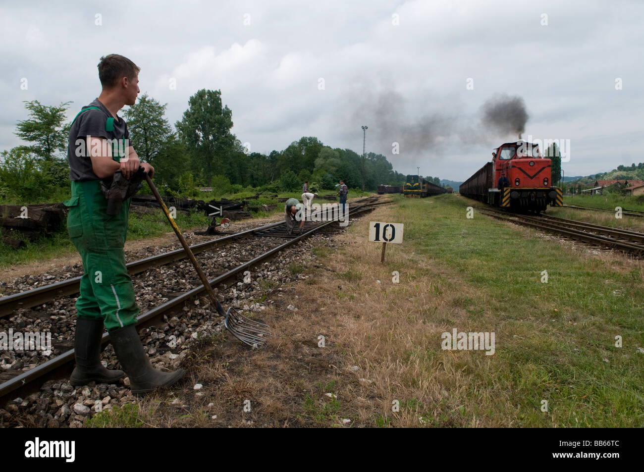 Les travailleurs de l'entretien ferroviaire réparent les voies ferrées de la ville industrielle de Tuzla en Bosnie-Herzégovine Banque D'Images