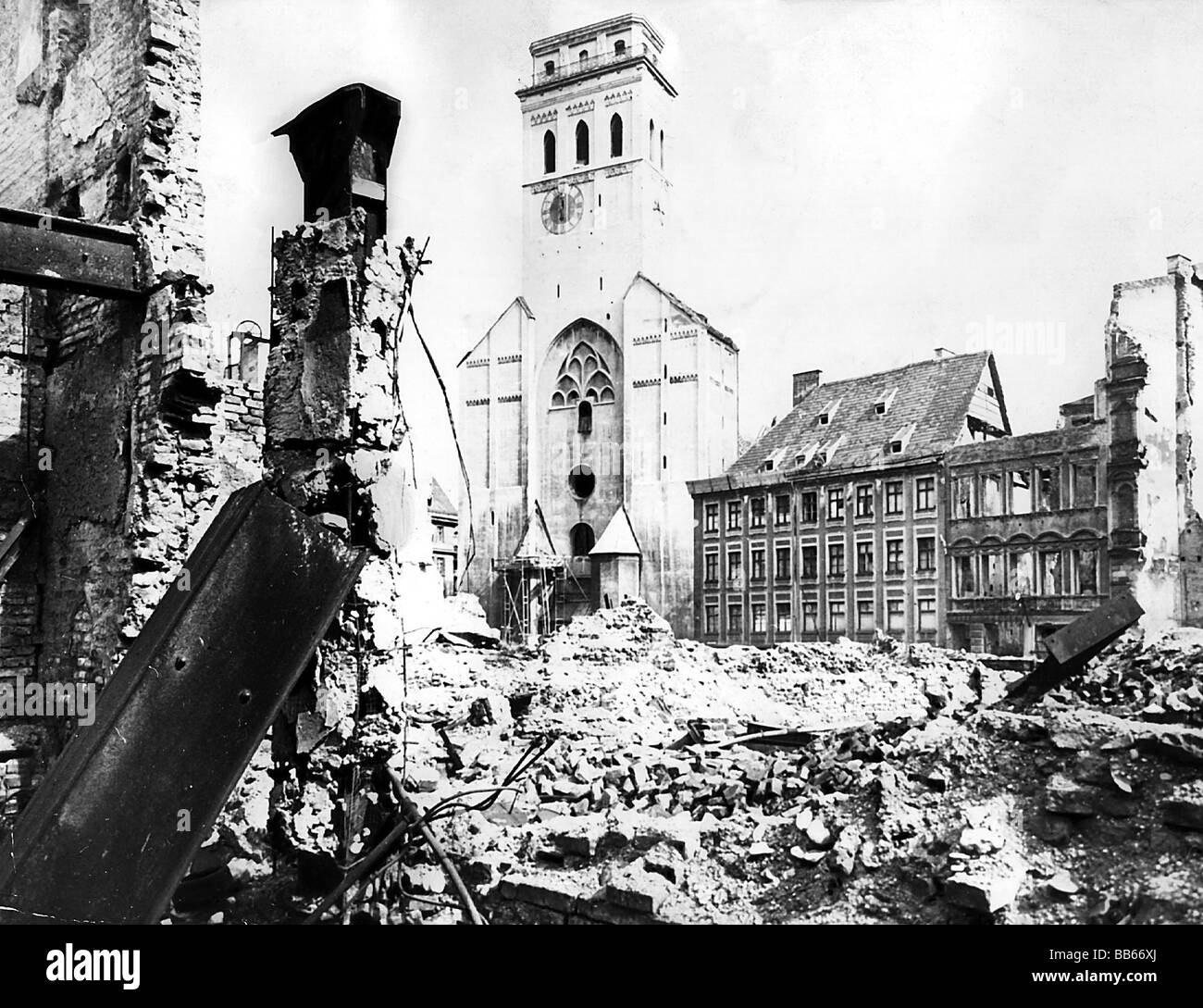 Période d'après-guerre, villes détruites, Allemagne, Munich, ruines autour de l'église Saint-Pierre, 1945, Banque D'Images