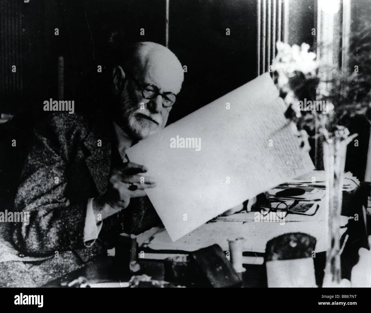 Freud, Sigmund, 6.5.1856 - 23.9.1939, médecin autrichien, fondateur de l'école psychanalytique de psychologie, à son bureau, Banque D'Images