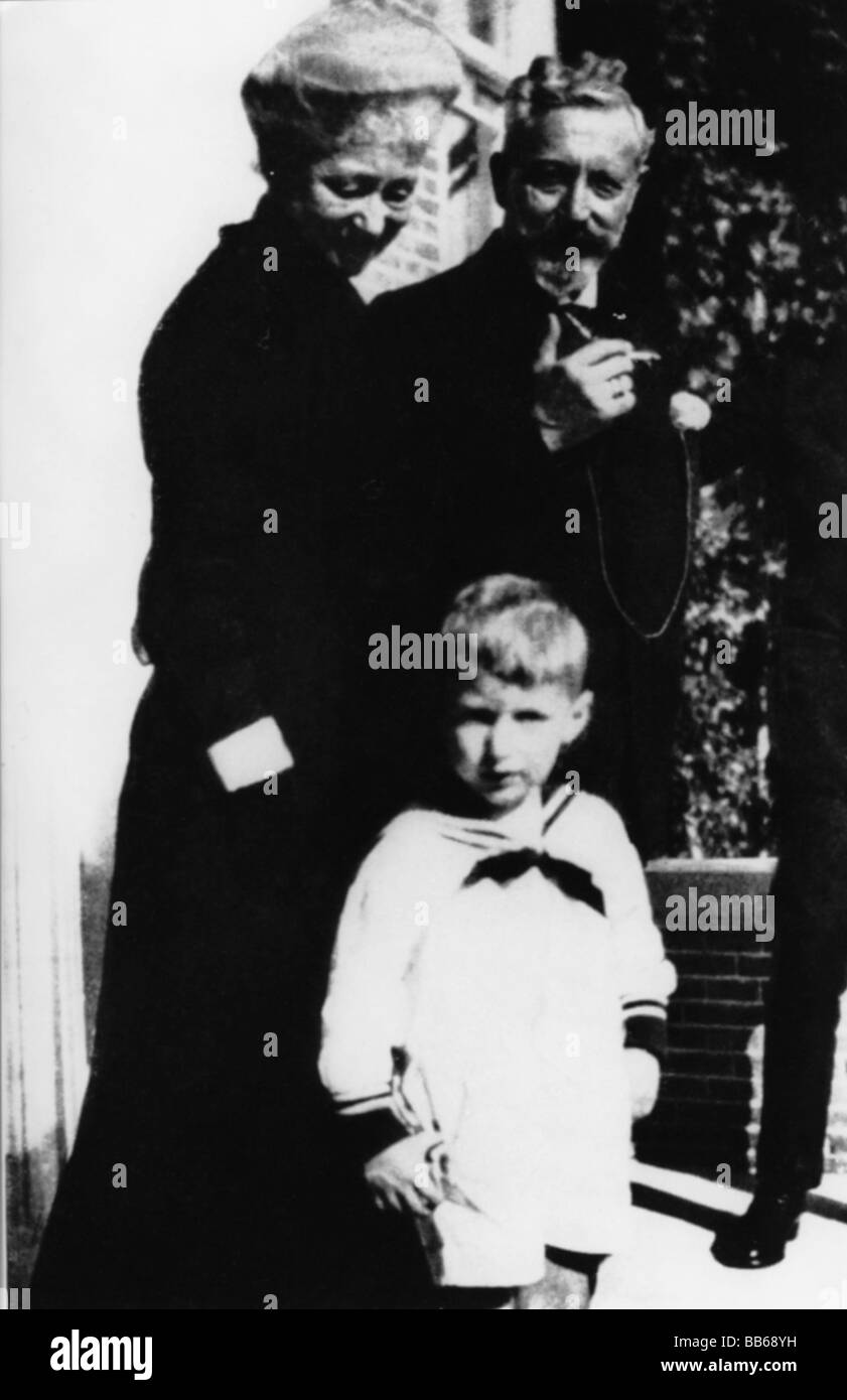 William II, 27.1.1859 - 4.6.1941, empereur allemand 15.6.1888 - 9.11.1918, exil, Maison Doorn, Pays-Bas, avec épouse Augusta Victoria et petit-fils le prince Karl Franz Joseph, 1920, Banque D'Images