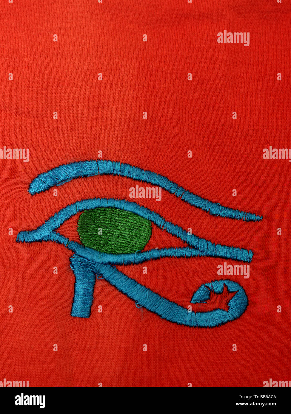 Oeil brodé d'Horus (oeil de Wedjat) symbole religieux égyptien ancien représentant le bien-être, la guérison et la protection Banque D'Images