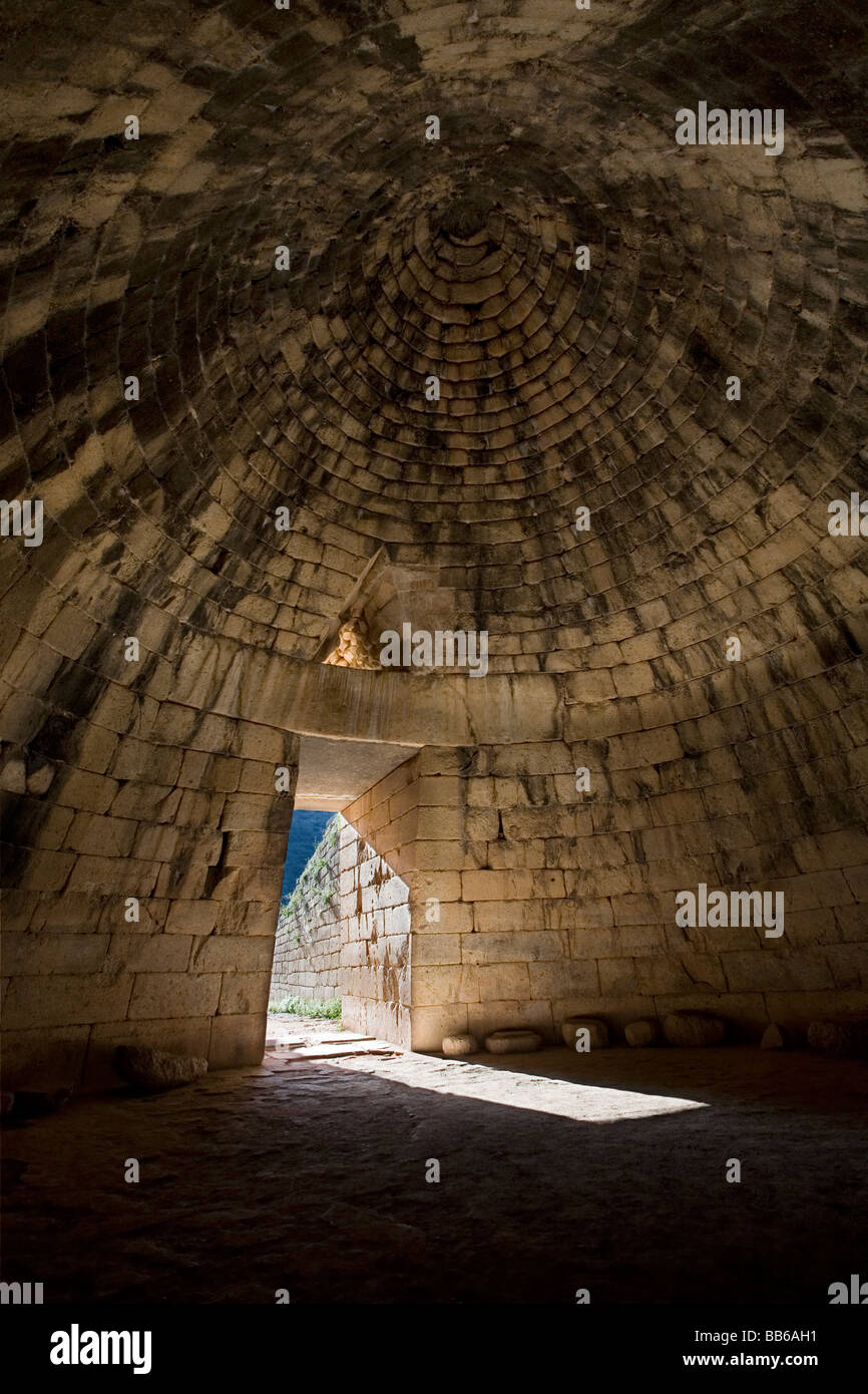 À l'intérieur du Trésor d'Atrée à Mycènes site archéologique antique Péloponnèse, Grèce Banque D'Images