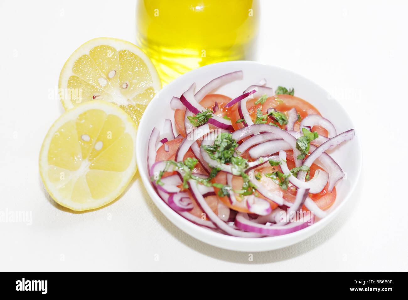 Style méditerranéen Salade de tomate et oignon rouge avec aucun peuple Banque D'Images