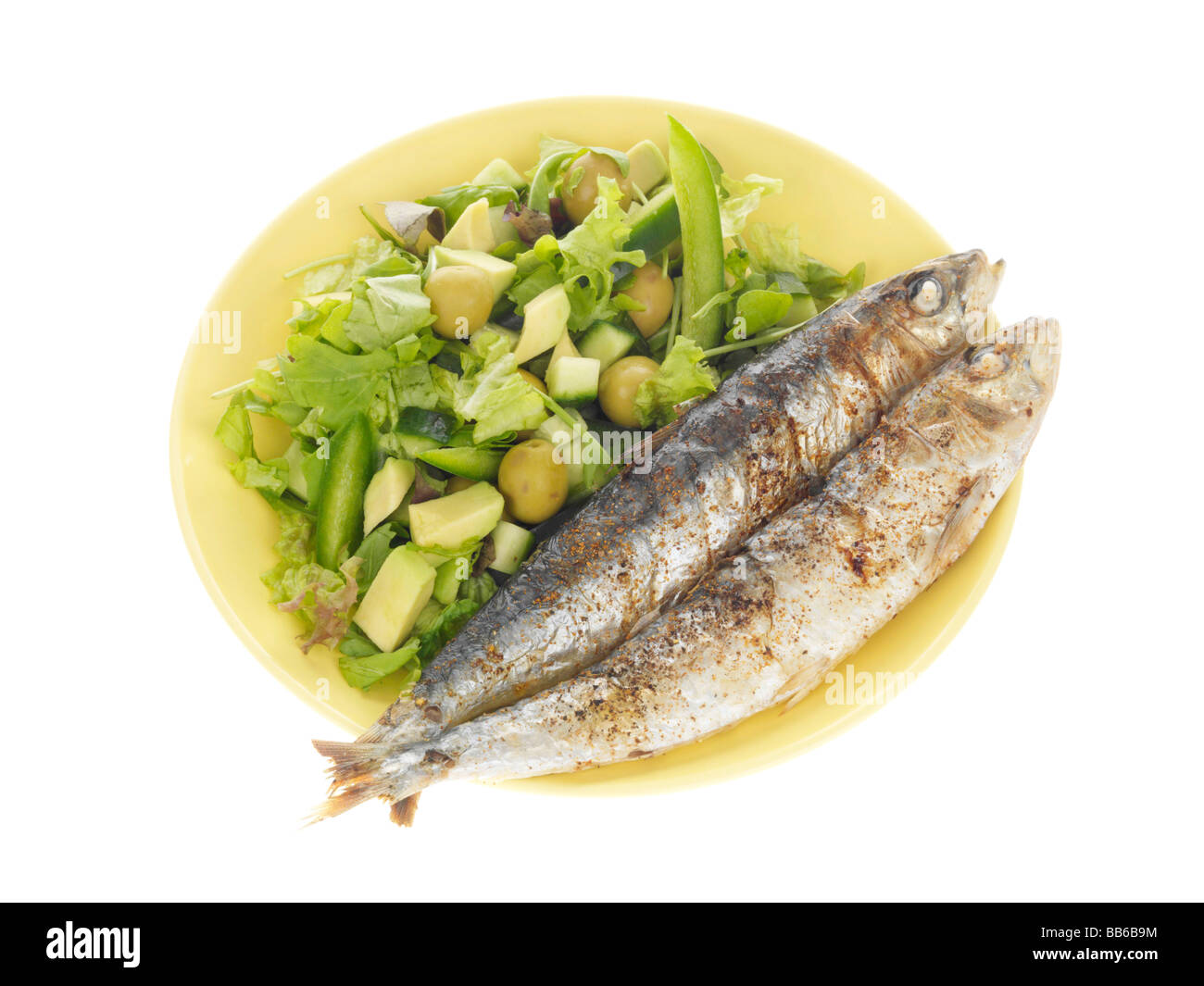 Sardines au barbecue et salade d'olive Banque D'Images