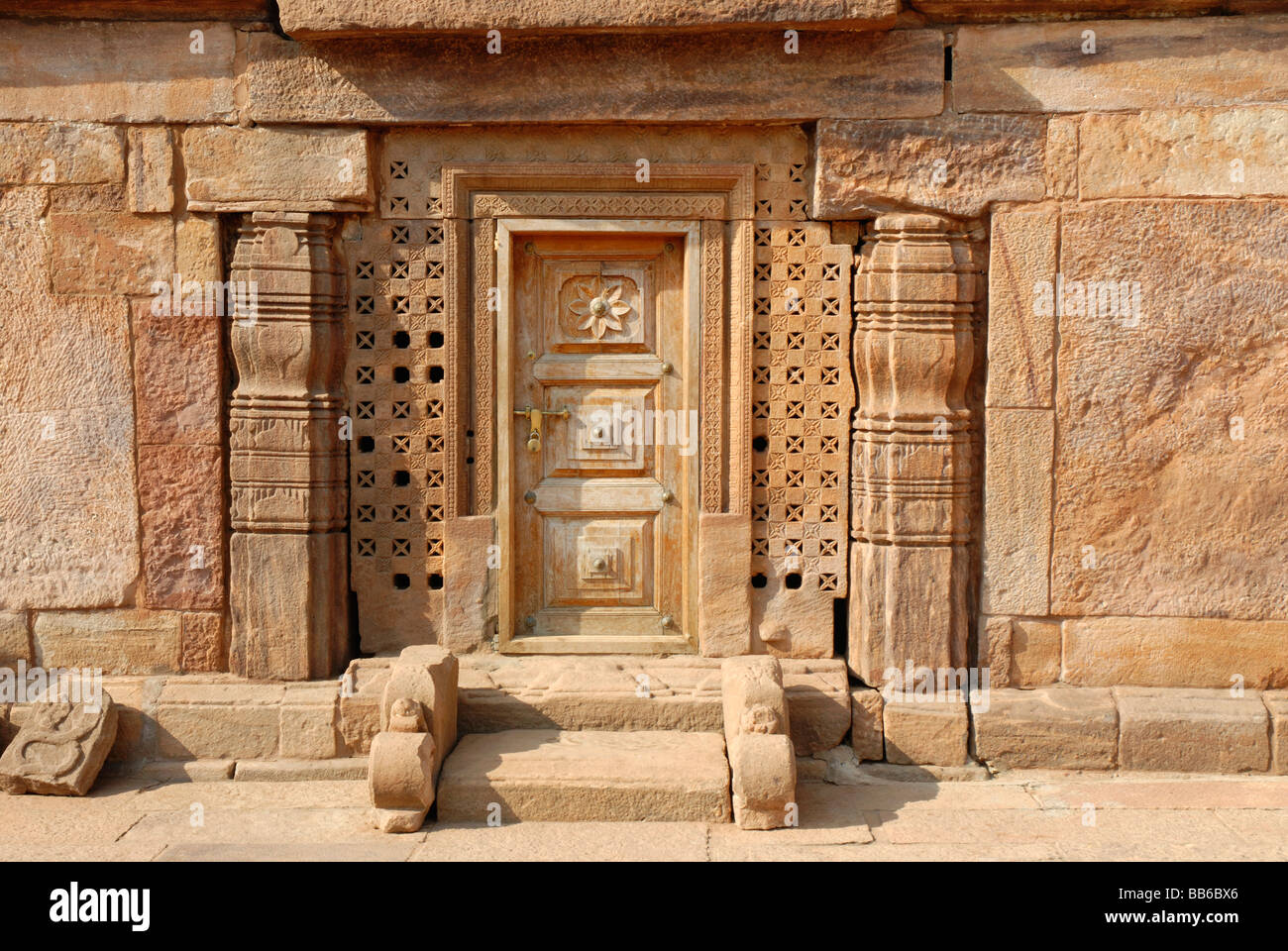 Pattadkal - Karnataka, temple Virupaksha, mur sud montrant la projection de niches avec des figues sur des Dieux. Banque D'Images