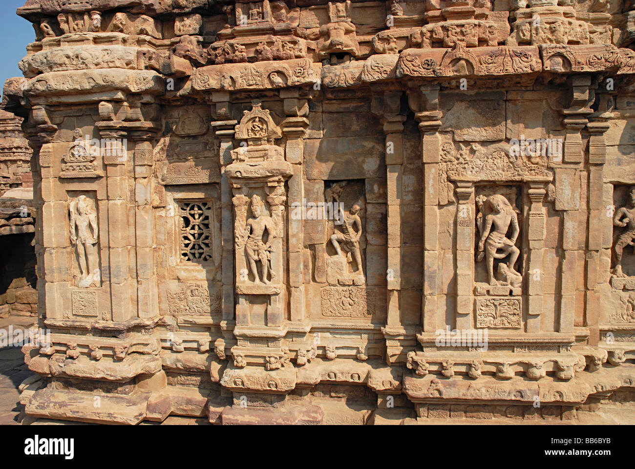 Pattadkal - Karnataka, temple Virupaksha, mur sud montrant la projection de niches avec des figues sur des Dieux. Banque D'Images