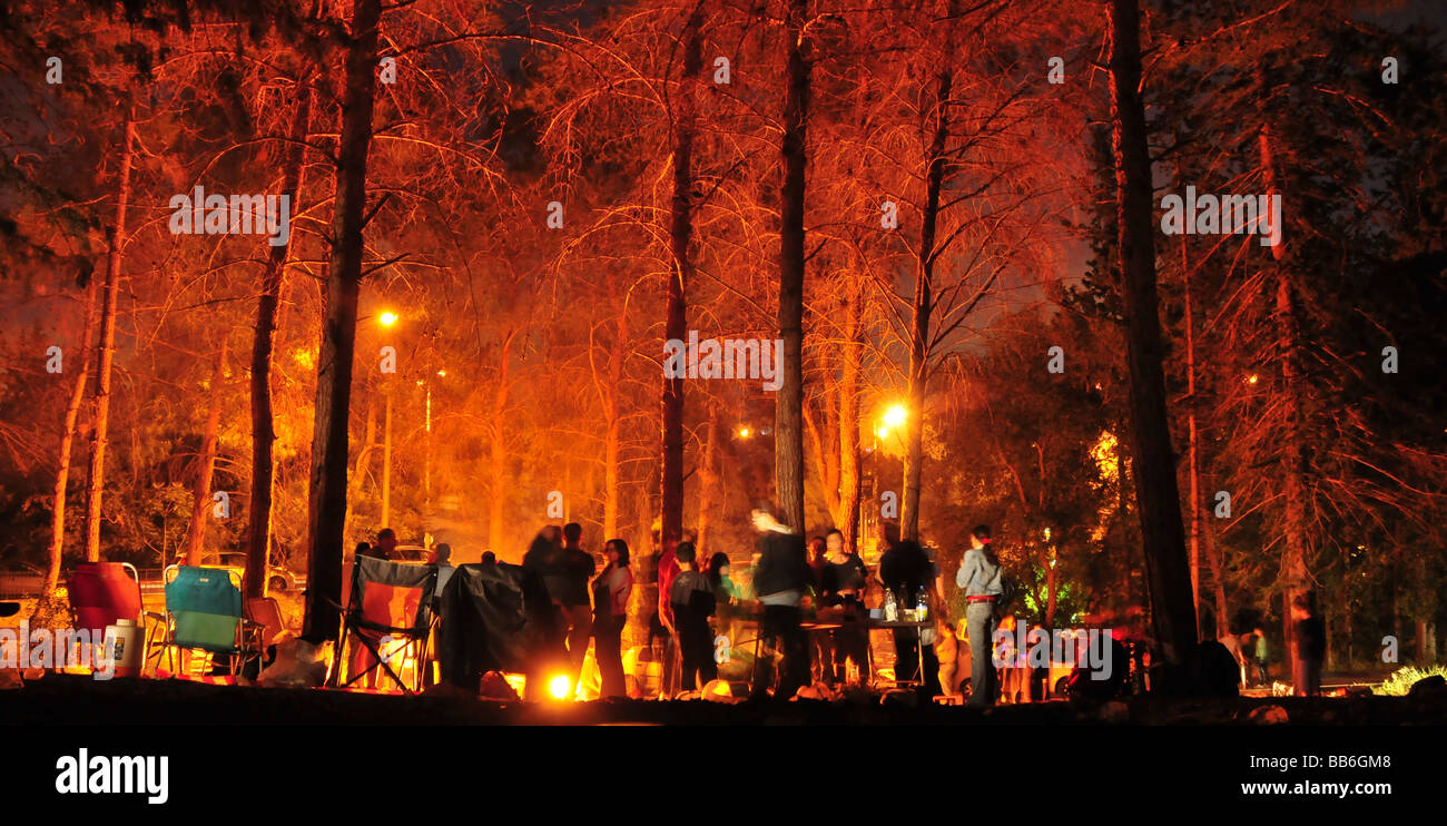 Israël Haïfa la fête juive de Lag Baomer par un feu Banque D'Images