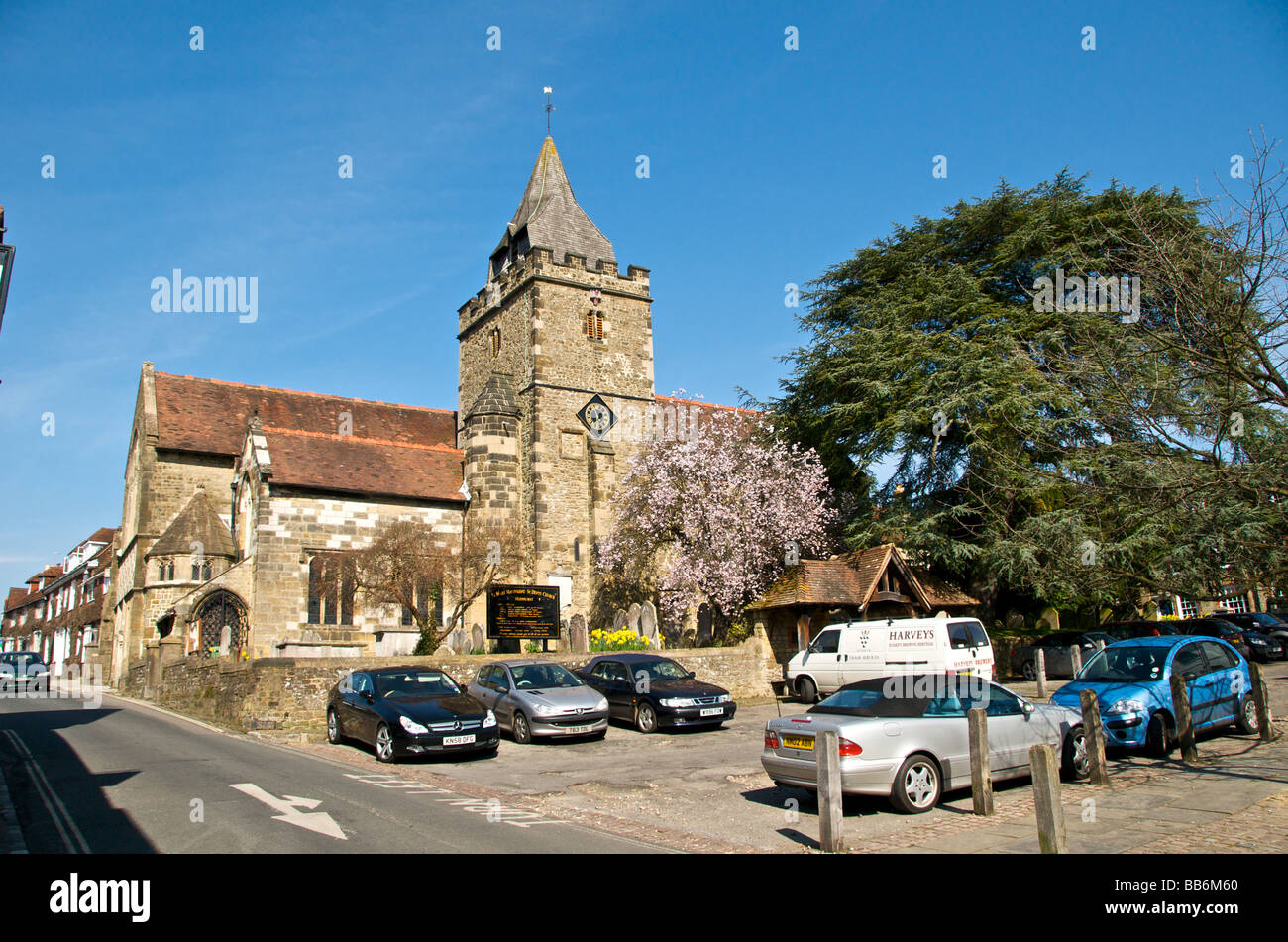 Une scène de rue à Midhurst town West Sussex St Marie Madeleine et l'église St Denys sur Church Hill Banque D'Images