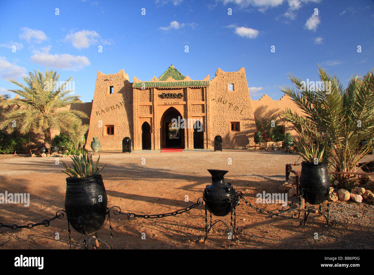 L'entrée et avant de l'hôtel Kasbah 'Xalucca Maadid' sur le bord du Sahara, Erfoud, Maroc du Sud Banque D'Images