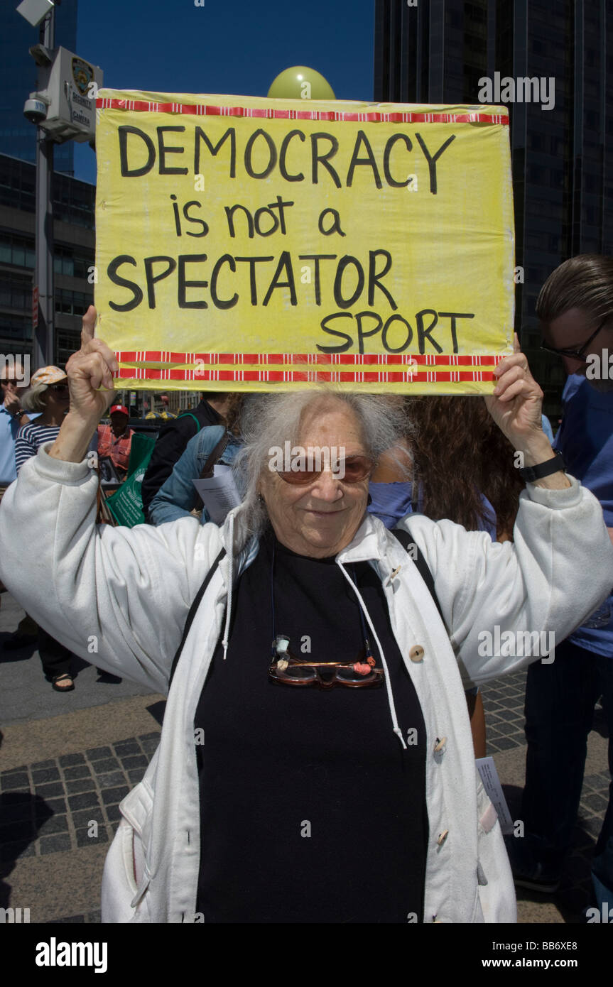Codepink NY Femmes pour la paix et la paix Mamie protestation Brigade des recruteurs militaires dans les écoles secondaires sur la mère s jour à New York Banque D'Images
