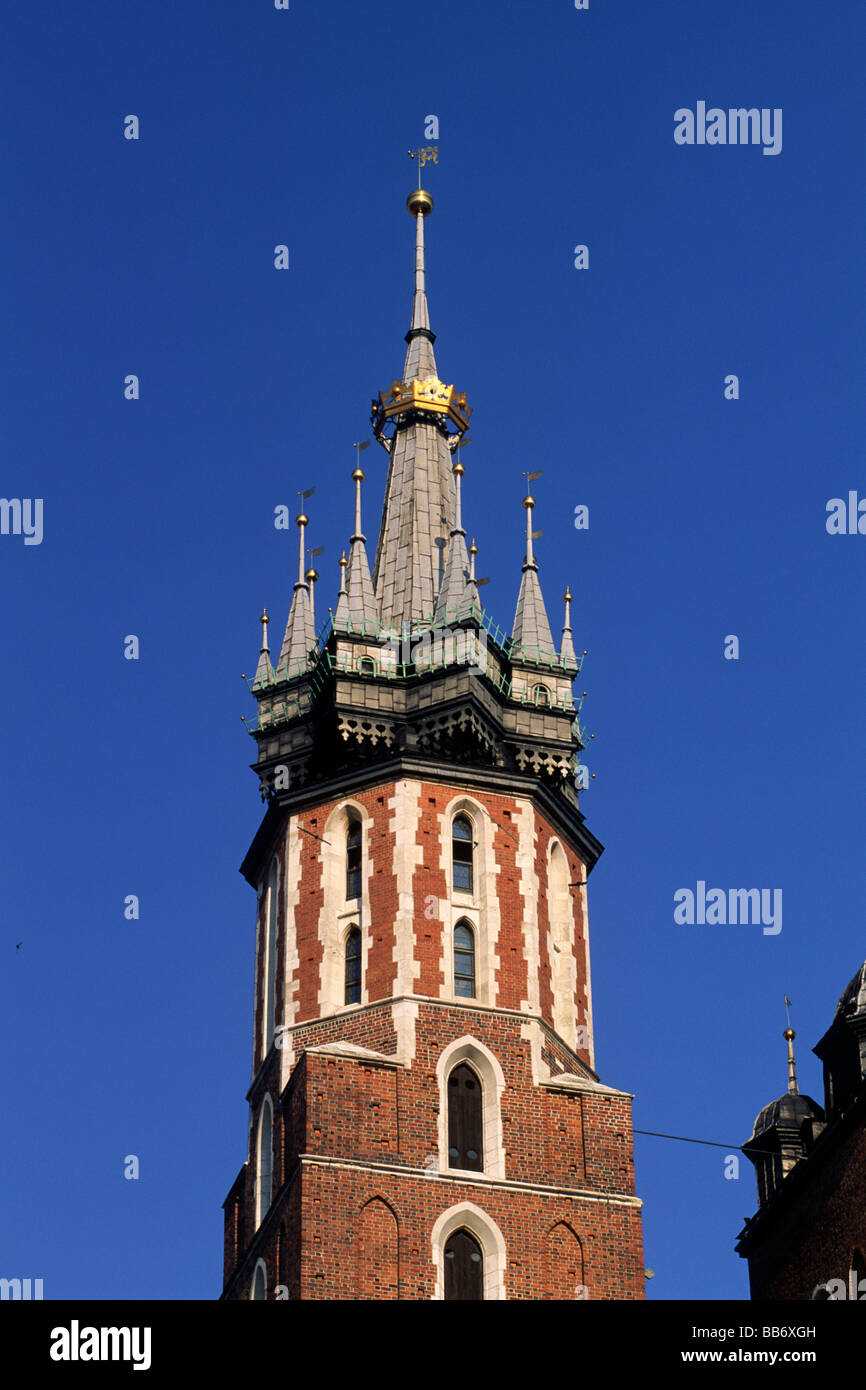 Pologne, Cracovie, Rynek Glowny, la basilique de l'Assomption de Notre-Dame, l'église St Mary Banque D'Images